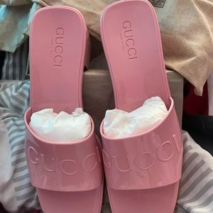 GUCCI Women's rubber slide sandal